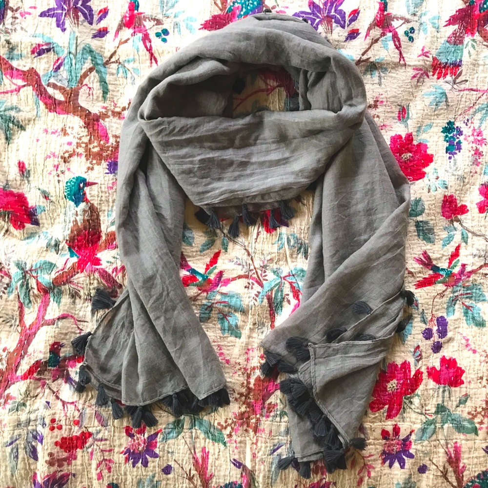 Soft grey scarf with tassels